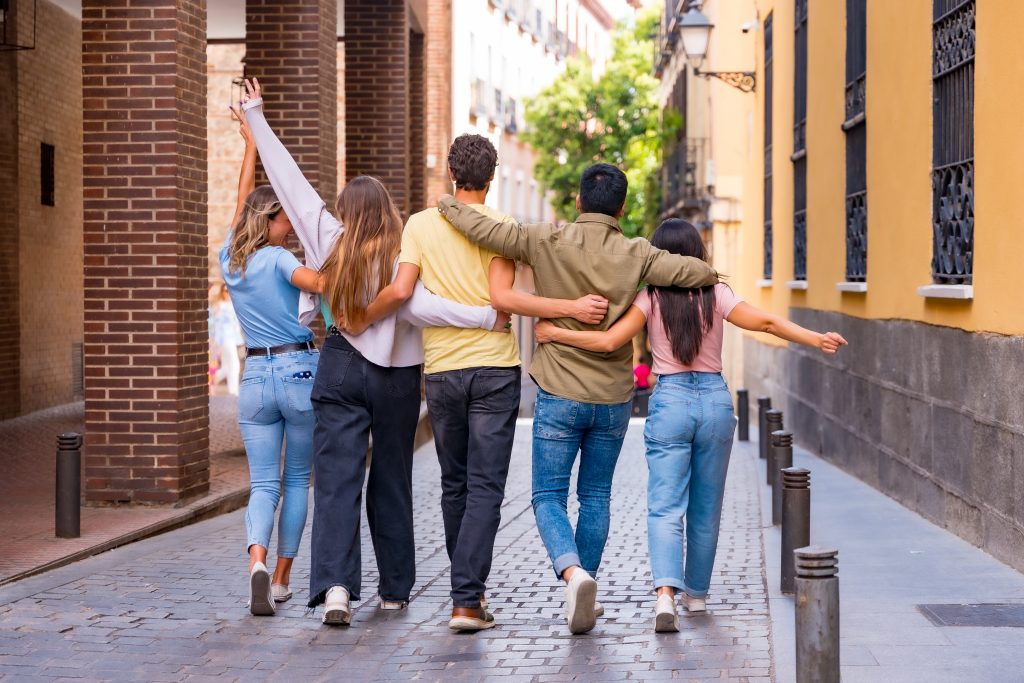 Wymiana zagraniczna: jak bawić się bezpiecznie w tym czasie? 5 Wymiana zagraniczna – młodzież poznająca nowe miasto, bawi się świetnie razem.