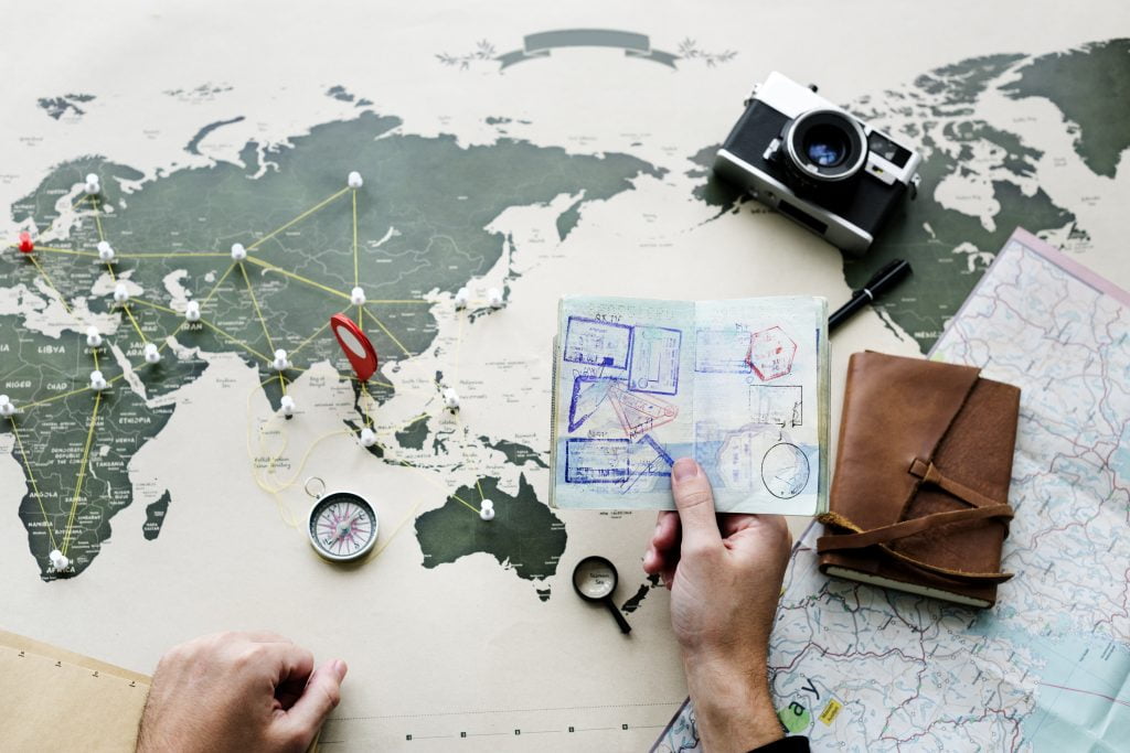 Adaptacja wyjazdów zagranicznych 9 człowiek planuje podróż nad mapą
