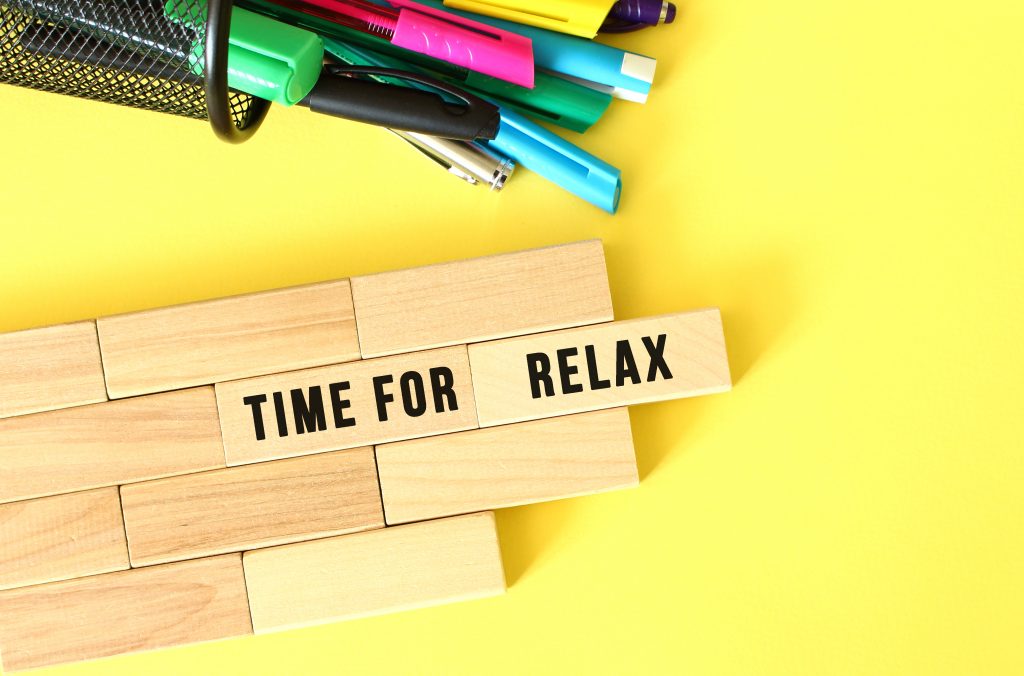 Jak zapomnieć o szkole i pracy i wykorzystać czas wolny? 3 czas wolny, czas na relaks – drewniane klocki i kolorowe długopisy
