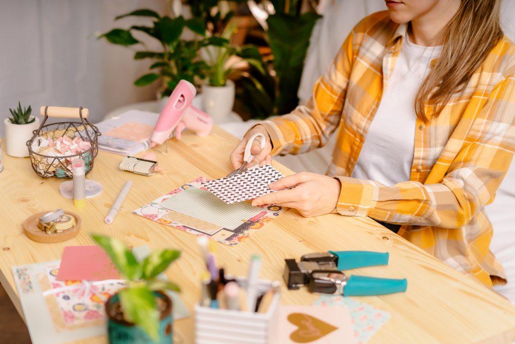 Jak wygospodarować czas na hobby? 6 osoba, poświęcająca czas na hobby – w tym przypadku scrapbooking